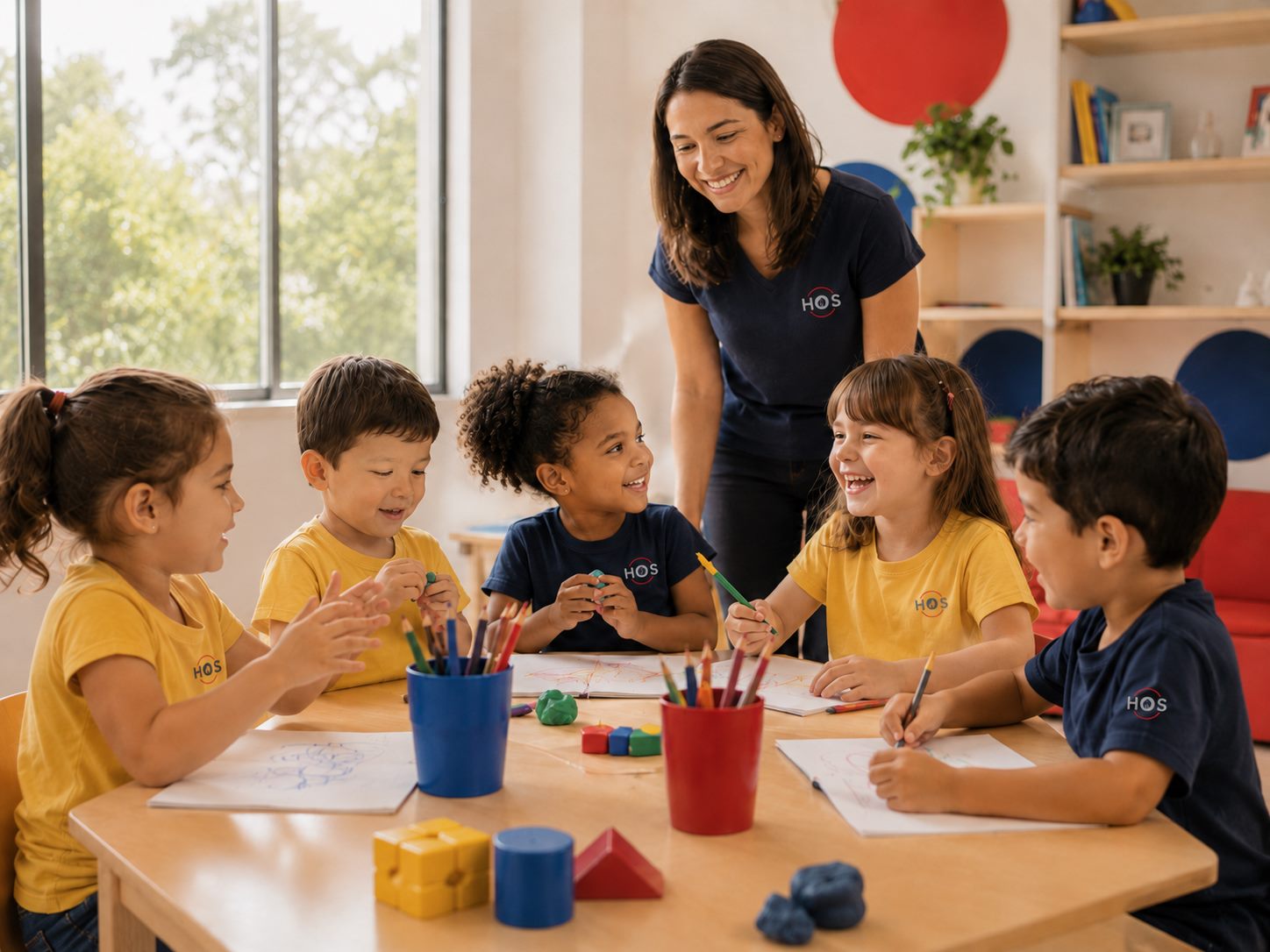 Crianças da Educação Infantil em sala de aula, com atividades de desenho e massinha
